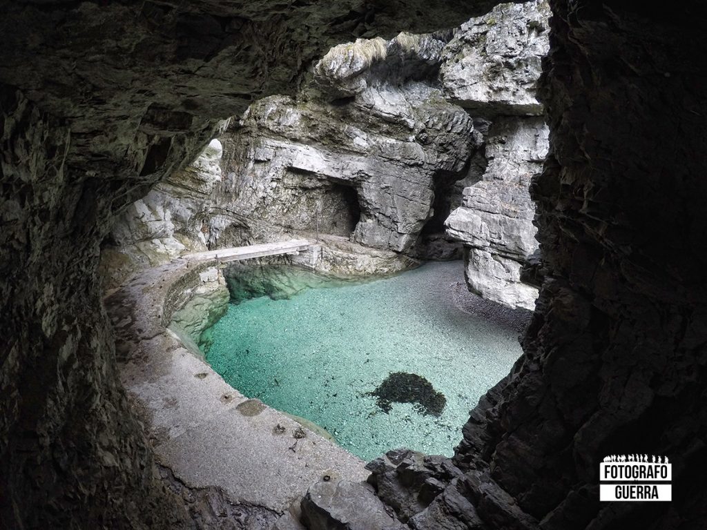 La Cascata della Soffia in Val del Mis: pozza d'acqua turchese dentro una forra di roccia con passerella