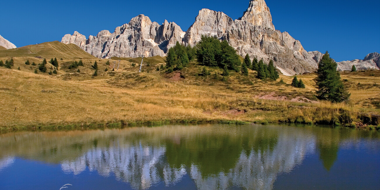 Il Passo Rolle con il Cimon della Pala e le Pale di San Martino riflesse nel laghetto